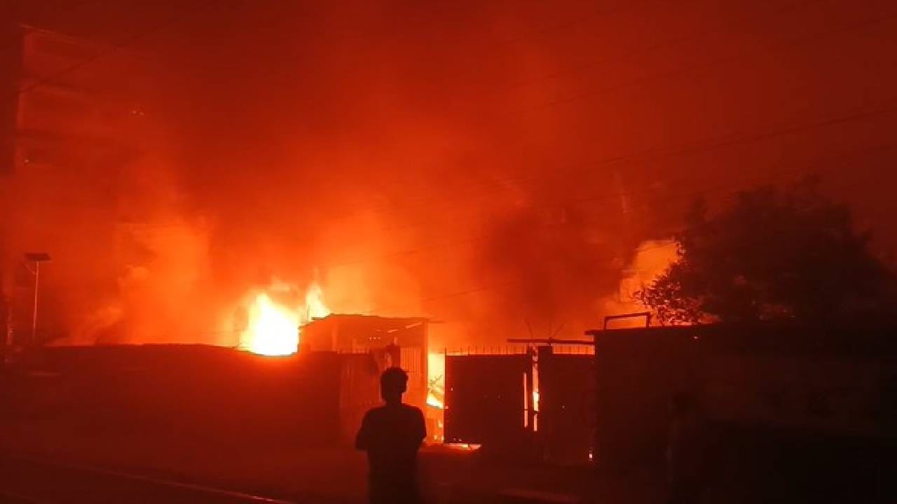 দেওবাৰে নিশা প্ৰায় ২:৫০ মান বজাত যোৰহাটৰ ফাচি আলিত সংঘটিত হয় ভয়ংকৰ অগ্নিকাণ্ড। এই অগ্নিকাণ্ড ফলত সম্পূৰ্ণৰূপে ভস্মীভূত হয় প্ৰায় ৩০টা ভাড়াঘৰৰ।