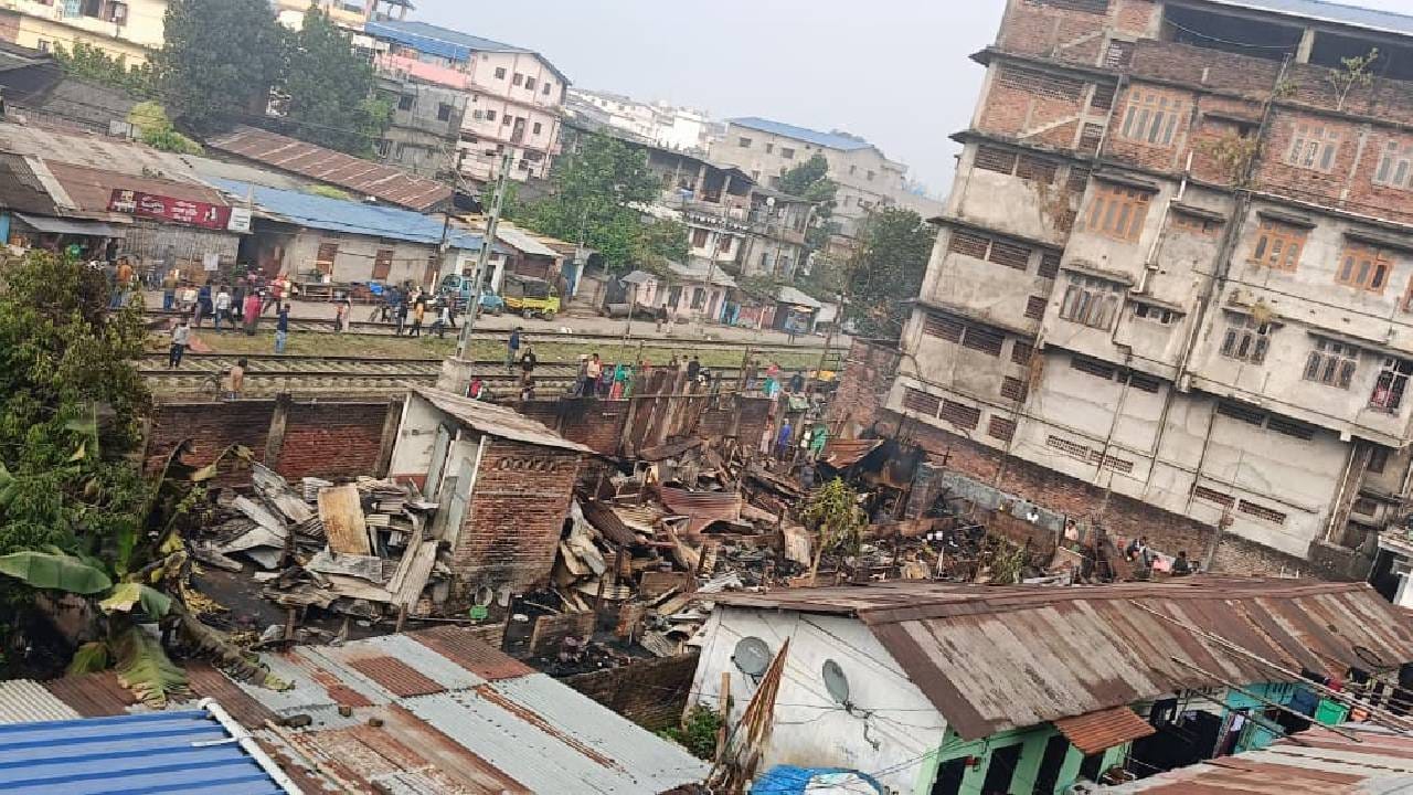 অগ্নিনিৰ্বাপক বাহিনীৰ বিষয়াই জনোৱা মতে অগ্নিকাণ্ডৰ সূত্ৰপাত কেনেকৈ হয় এতিয়ালৈকে জানিব পৰা হোৱা নাই।