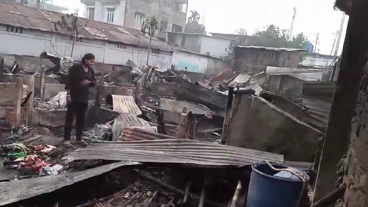 ইয়াৰ পাছতে জুইয়ে ভয়ংকৰ ৰূপ ধাৰণ কৰে। কিন্তু সঠিক সময়ত ঘটনাস্থলীত অগ্নিনিৰ্বাপক বাহিনীৰ উপস্থিত হৈ সমগ্ৰ অঞ্চলটোত অধিক অঘটন পৰা ৰক্ষা কৰিবলৈ সক্ষম হয়।