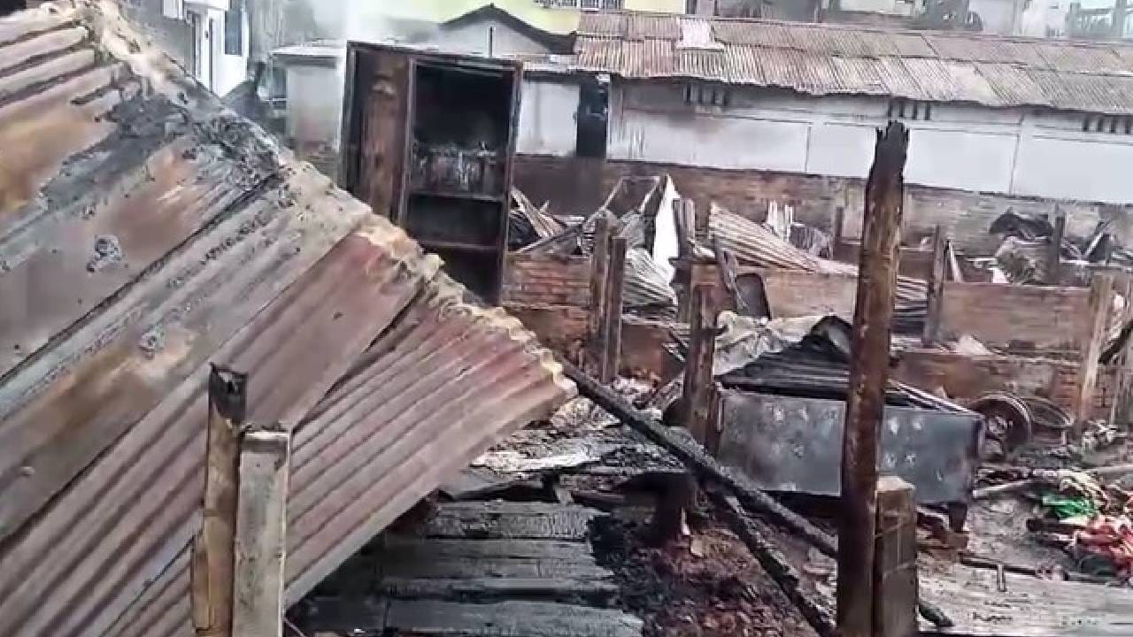 এই জুইত ৩০ টাকৈ কেঁচা ভাড়াঘৰ লগতে এখন বাহন জাহ যায়। আনহাতে বিস্ফোৰণ হয় ৩ টা গেছ চিলিণ্ডাৰ।