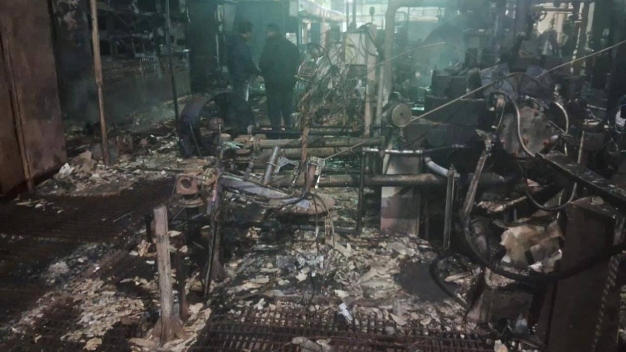 এই সময়ছোৱাত নতুন গোট সম্পূৰ্ণ নোহোৱা পৰ্যন্ত ইয়াত কৰ্মৰত প্ৰায় চাৰি শতাধিক স্থায়ী বিষয়া- কৰ্মচাৰী আৰু প্ৰায় ১২০০ অস্থায়ী কৰ্মচাৰীৰ ভৱিষ্যত এই তৃতীয় গোটৰ ওপৰতে নিৰ্ভৰশীল ৷ সেয়ে এই দুৰ্ঘটনাই নামৰূপৰ জনতালৈ এক শংকা কঢ়িয়াই আনিছে ৷