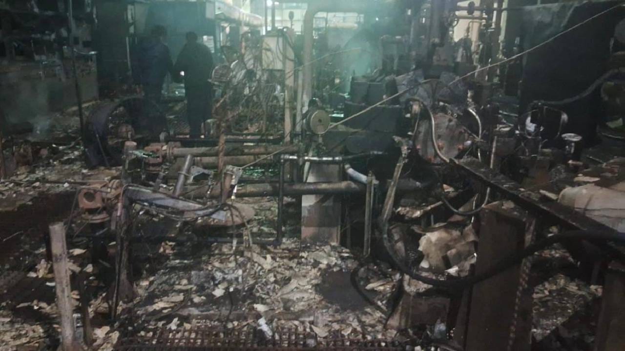 জুইৰ লেলিহান শিখাৰে আৱৰি ধৰে গোটটো। অগ্নিকাণ্ড সংঘটিত হোৱাৰ পাছতেই প্ৰায় ৪৫ মিনিটৰ অন্তত অগ্নিনিৰ্বাপক বাহিনী, নিকৱৰ্তী এপিল, নাহৰকটীয়া ৰাজ্যিক অগ্নিোনিৰ্বাপক বাহিনী, দুলীয়াজান অইল , থাৰ্মেলৰ অগ্নিনিৰ্বাপক বাহিনীৰ তৎপৰতাত জুই নিৰ্বাপিত হয়।