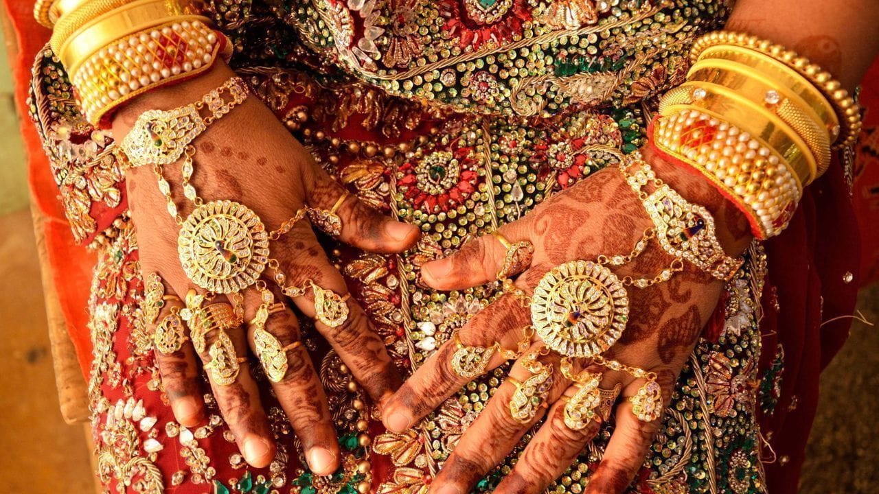 আজিৰ বুধবাৰৰ দিনটোত পুনৰ সোণৰ মূল্য বৃদ্ধি পোৱা দেখা গৈছে। দেশৰ বজাৰত ২৪ কেৰেটৰ প্ৰতিগ্ৰাম সোণৰ মূল্য ৭১ টকা বৃদ্ধি পাই ১৩,০৫৮ টকা হৈছে। একেদৰে ২২ কেৰেট সোণৰ প্ৰতিগ্ৰামৰ মূল্য ৬৫ টকা বৃদ্ধি পাই ১১,৯৭০ টকা হৈছে আৰু  ১৮ কেৰেট সোণৰ প্ৰতিগ্ৰামৰ মূল্য ৫৩ টকা বৃদ্ধি পাই ৯,৭৯৪ টকা হৈছে।