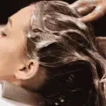 শুকান চুলিৰ সৈতে শীতকালত সংগ্ৰাম কৰিব লগা হয়। শুকানতা আৰু নিস্তেজতা দূৰ কৰিবলৈ চুলিৰ সঠিক যত্ন ল’বলৈ আৰম্ভ কৰাটো গুৰুত্বপূৰ্ণ। শুকান চুলিৰ লগতে মূৰৰ ছাল খজুৱতি, উফি, অত্যধিক চুলি সৰা আদিও সাধাৰণ সমস্যা। এই সময়ত ছালৰ যত্ন ল’বলৈ মইশ্ব’ৰাইজাৰ ব্যৱহাৰ কৰাটো যেনেকৈ চুলিত আৰ্দ্ৰতা বজাই ৰখাটোও প্ৰয়োজনীয়।