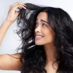 শীতকালৰ আৰম্ভণিতে চুলিৰ যত্ন লোৱাৰ উত্তম উপায় ঘৰতে কৰিব পাৰি। চুলিৰ সমস্যাৰ পৰা হাত সাৰিবলৈ কিছুমান সহজ ঘৰুৱা উপায় আছে যিবোৰ আপুনি মানি চলিব পাৰে। চুলি ধোৱাৰ অন্ততঃ এঘণ্টা আগতে কিছু আৰ্গান অইল, অলিভ অইল বা নাৰিকল তেল গৰম কৰি চুলি আৰু মূৰৰ ছালত মালিচ কৰি পুষ্টিকৰ হ’ব আৰু শুকান নহ’ব।