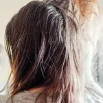 শীতকালত গৰম পানীত গা ধোৱাৰ সলনি কুহুমীয়া পানীৰে চুলি ধুব লাগে। ঠাণ্ডা পানীত গা ধোৱাটোৱে সৰ্বোত্তম কাম কৰে। ঠাণ্ডা পানীয়ে কুটিল বন্ধ কৰি দিয়ে, যাৰ ফলত আৰ্দ্ৰতা কমি যায়।