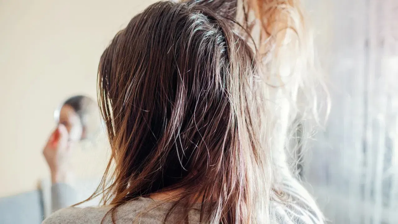 শীতকালত গৰম পানীত গা ধোৱাৰ সলনি কুহুমীয়া পানীৰে চুলি ধুব লাগে। ঠাণ্ডা পানীত গা ধোৱাটোৱে সৰ্বোত্তম কাম কৰে। ঠাণ্ডা পানীয়ে কুটিল বন্ধ কৰি দিয়ে, যাৰ ফলত আৰ্দ্ৰতা কমি যায়।