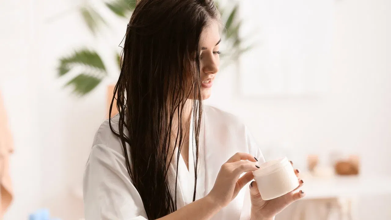 চৰ্দি হোৱাৰ ভয়ত বহুতে শীতকালত গা ধুই নাথাকে। সুস্থ চুলিৰ বাবে আৰু চেবাম অক্ষত ৰাখিবলৈ সপ্তাহত তিনিবাৰ চুলি ধুব লাগে।