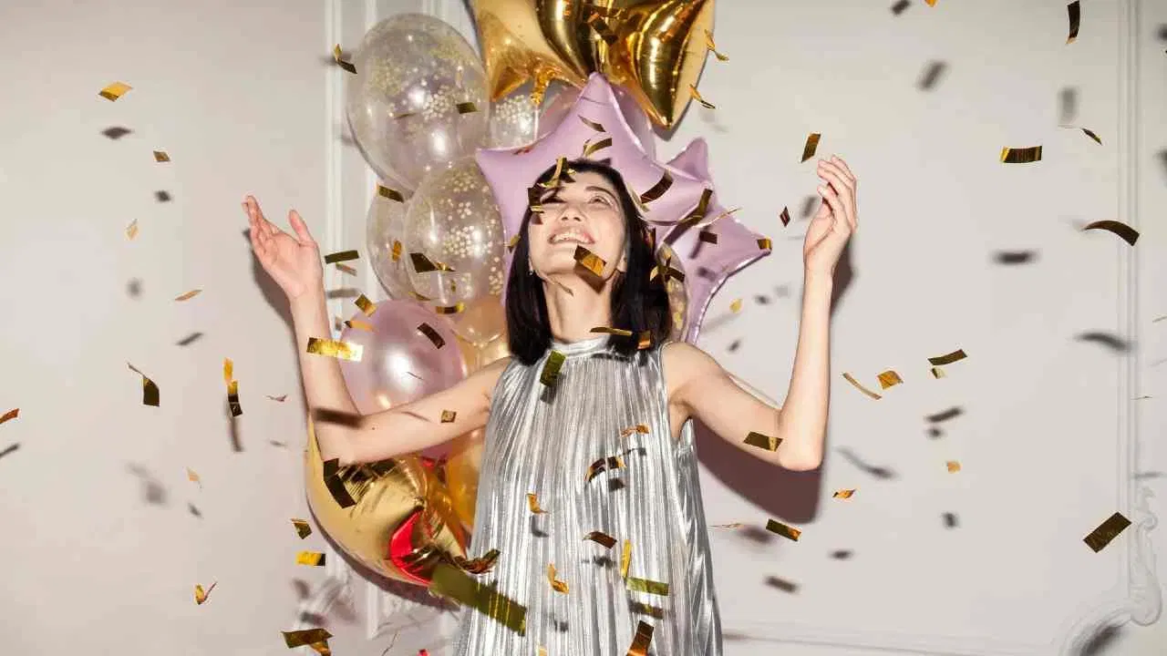 এই বিষয়টো সন্দৰ্ভত বহু তথ্য পোহৰলৈ আহিছে। কোৱা হয় যে খ্ৰীষ্টপূৰ্ব ২০০০ চনৰ পৰাই মেছ’পটেমিয়ানসকলে নতুন বছৰ উদযাপন কৰিবলৈ আৰম্ভ কৰিছিল। জ্যেষ্ঠ সাংবাদিক পুষ্প ৰঞ্জনে লিখিছে যে বিভিন্ন দেশ আৰু অঞ্চলত নৱবৰ্ষৰ সময় ভিন্ন আছিল। উদাহৰণস্বৰূপে, বেবিলনীয়াসকলে চন্দ্ৰ দেখাৰ পিছত নৱবৰ্ষ (আকিতু) পালন কৰিছিল।