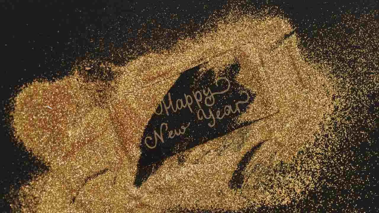 ইফালে অচিৰীয়াসকলে ছেপ্টেম্বৰৰ মাজভাগত চন্দ্ৰ দেখা পাই নৱবৰ্ষক আদৰি লৈছিল। পাৰস্য, ইজিপ্ত আৰু ফিনিচিয়ানসকলে ২১ ছেপ্টেম্বৰত নৱবৰ্ষৰ দিৱস পালন কৰে। ২১ ডিচেম্বৰত গ্ৰীকসকলে নৱবৰ্ষৰ দিৱস পালন কৰে। ৰোমান ৰিপাব্লিকৰ কেলেণ্ডাৰ আৰম্ভ হৈছিল ১ মাৰ্চৰ পৰা।