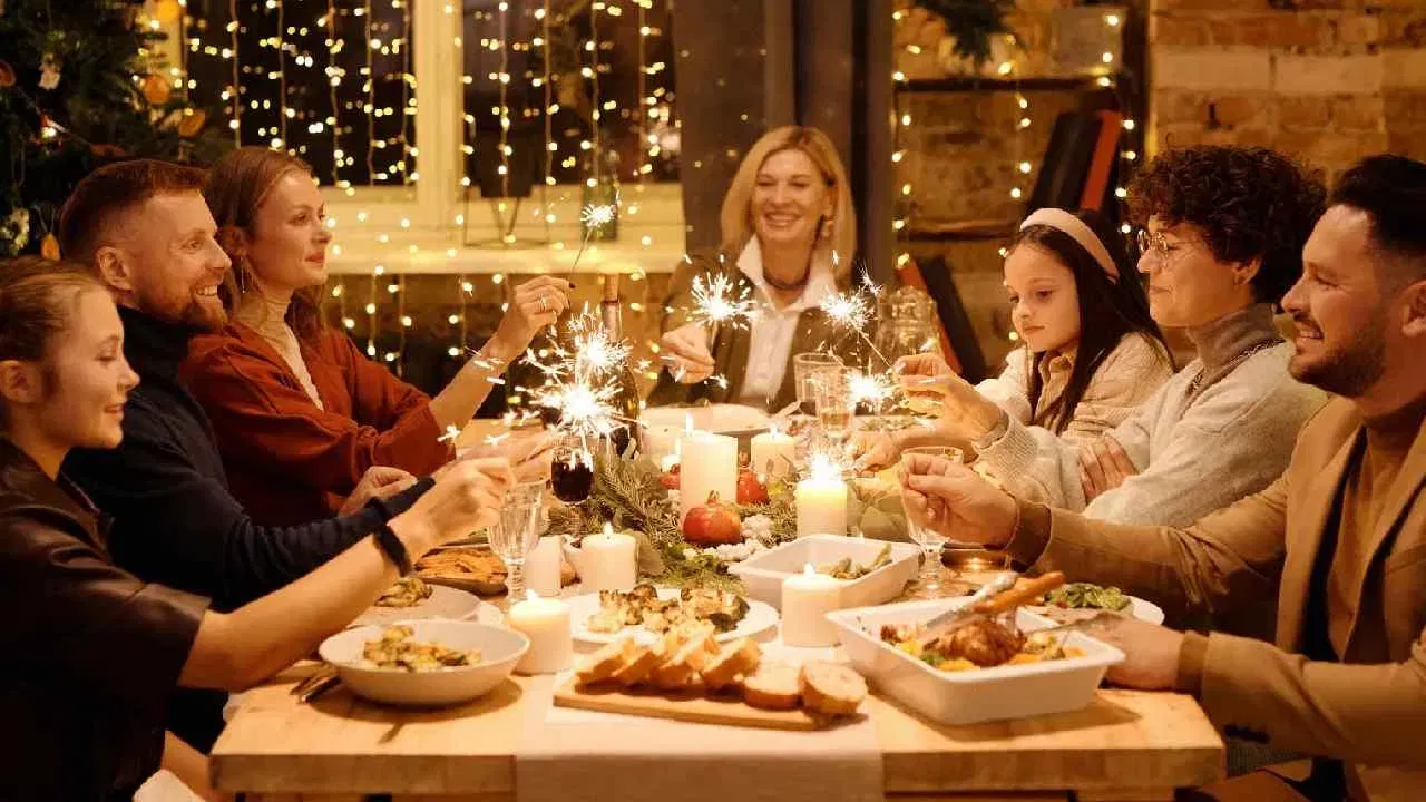 ১৫৮২ চনত ৰোমান কেথলিক গীৰ্জাই জৰ্জিয়ান কেলেণ্ডাৰ গ্ৰহণ কৰি নৱবৰ্ষক ১ জানুৱাৰী হিচাপে প্ৰতিষ্ঠা কৰে। স্কটলেণ্ডে ১৬৬০ চনত, ১৭০০ চনত জাৰ্মানী আৰু ডেনমাৰ্ক, ১৭৫২ চনত ইংলেণ্ড আৰু ১৯১৮ চনত ৰাছিয়াত অনুসৰণ কৰে। ইংৰাজ শাসনৰ সময়ত ভাৰতত এই পৰম্পৰা আৰম্ভ হৈছিল।