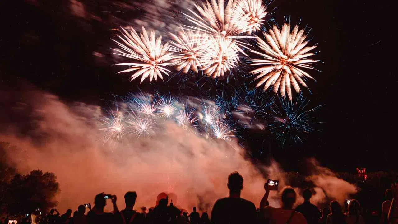 পুষ্প ৰঞ্জনে লিখিছে যে, ১ জানুৱাৰীৰ নৱবৰ্ষ উদযাপন খ্ৰীষ্টপূৰ্ব ১৫৩ চনৰ পৰা আৰম্ভ হৈছিল। তাৰ পিছত এই নিয়ম ৰৈ যায়। তাৰ পাছত মধ্যযুগীয় খ্ৰীষ্টান প্ৰধান ইউৰোপ আৰু এংলো-চেক্সন ব্ৰিটেইনৰ প্ৰভাৱৰ বাবে ২৫ ডিচেম্বৰৰ পৰা নতুন বছৰ উদযাপন কৰিবলৈ আৰম্ভ কৰে।