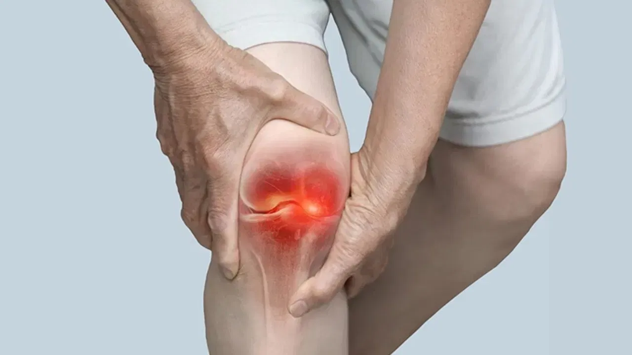 শীতকাল বহুতৰে বাবে আৰামদায়ক। অৱশ্যে সঁচাকৈ ঠাণ্ডা হ’লে বহুতে কষ্টত দিন কটায়। শীতকালত হাত-ভৰি ঠাণ্ডা হৈ পৰে। কিছুমান মানুহে বিষো অনুভৱ কৰে। শীতকালত ঠাণ্ডাৰ বাবে হাত-ভৰিৰ ৰক্তবাহী নলীবোৰ সংকুচিত হৈ পৰে। ইয়াৰ ফলত তেজৰ সোঁতত বাধাৰ সৃষ্টি হয়। এই কাৰণে বহুতে শীতকালত হাত-ভৰি ঠাণ্ডা হোৱাৰ সমস্যাত ভুগিবলগীয়া হয়।