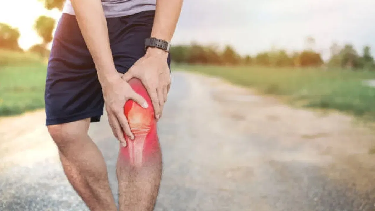 মোজা আৰু গ্লভছ পিন্ধক। উলৰ মোজা আৰু গ্ল’ভছ পিন্ধিলে হাত-ভৰি গৰম কৰি ৰখাত সহায়ক হ’ব। হিটিং পেডো ব্যৱহাৰ কৰিব পাৰে।