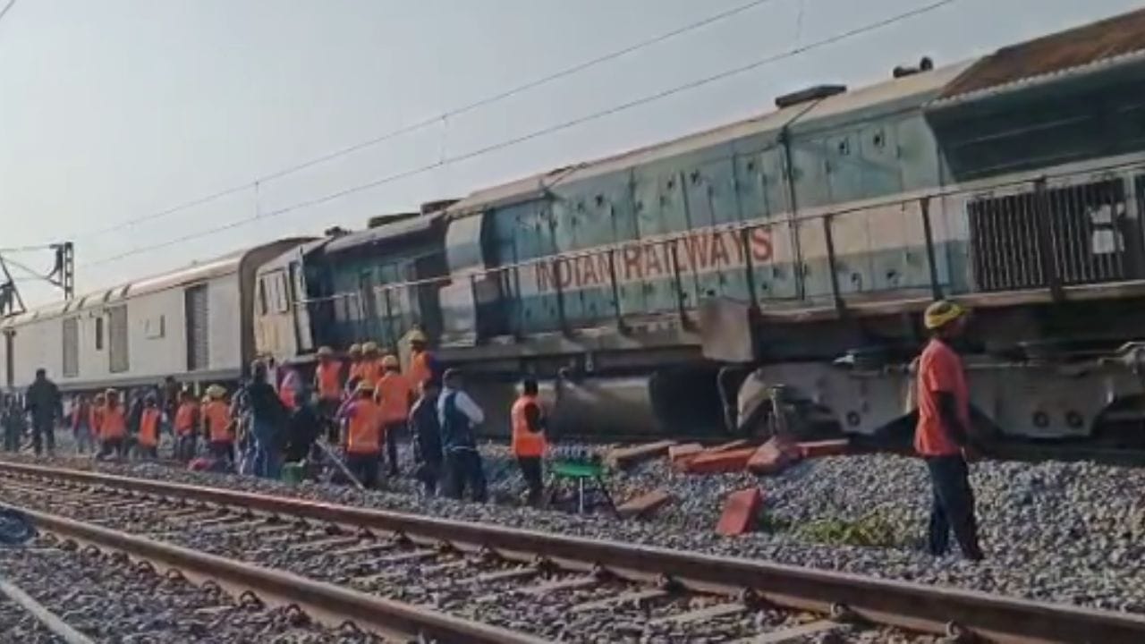 সেইদৰে গুৱাহাটী-বদৰপুৰ সংযোগী ভিষ্টাডম এক্সপ্ৰেছো বাতিল কৰা হৈছে। একেদৰে বাতিল কৰা হৈছে নিউ তিনিচুকীয়া-ৰঙিয়া এক্সপ্ৰেছ, মৰিয়নি-গুৱাহাটী এক্সপ্ৰেছ, লামডিং-গুৱাহাটী পেছেঞ্জাৰ ৰে’লৰ যাত্ৰাও। এনে অৱস্থাত যাত্ৰীসকলে স্বাভাৱিকতেই কিছু সমস্যাৰ সন্মুখীন হ’ব।