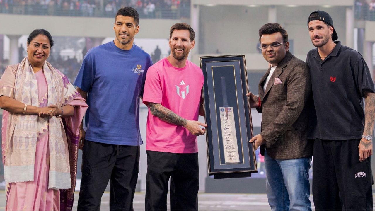 এই বিশেষ অনুষ্ঠানত লিঅ’নেল মেছিয়ে ভাৰতত এই দিনকেইটাত লাভ কৰা মৰমৰ বাবে সকলোকে ধন্যবাদ জনায়। এই দিনকেইটা এক সুন্দৰ অভিজ্ঞতা আছিল বুলি উল্লেখ কৰি কিংবদন্তি ফুটবলাৰগৰাকীয়ে লগতে মেচ খেলিবলৈ বা আন কোনো অনুষ্ঠানৰ বাবে হ’লেও পুনৰ ভাৰতলৈ অহাৰ নিশ্চয়তা প্ৰদান কৰে।