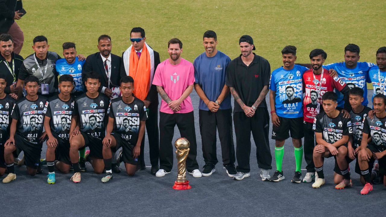 উল্লেখ্য যে যোৱা শনিবাৰে কলকাতাত আৰম্ভ হয় লিঅ’নেল মেছিৰ এই ‘GOAT India Tour 2025’। তাৰ পিছত তেওঁ হায়দৰাবাদত উপস্থিত হয়। ভ্ৰমণৰ দ্বিতীয় দিনা তেওঁ মুম্বাইত উপস্থিত থাকে। তাৰ পিছত তৃতীয় তথা অন্তিম দিনা দিল্লীৰ কাৰ্যসূচীত অংশ লয়। এই তিনিদিনীয়া ভ্ৰমণকালত তেওঁক সংগ দিয়ে দুই সতীৰ্থ লুইছ ছুৱাৰেজ আৰু ৰড্ৰিগো ডি পলে।