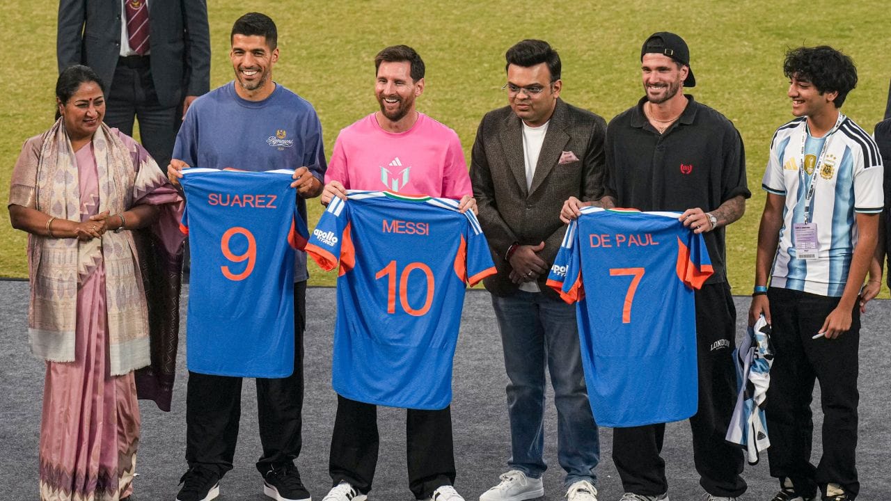 আগন্তুক টি-২০ বিশ্বকাপৰ ভাৰত বনাম আমেৰিকাৰ মেচৰ টিকটৰ লগতে জয় শ্বাহে মেছিক ভাৰতীয় দলৰ এক ১০ নম্বৰ জাৰ্চি আৰু কেইবাগৰাকীও তাৰকা ক্ৰিকেটাৰৰ দ্বাৰা স্বাক্ষৰিত এখন ক্ৰিকেট বেট উপহাৰ দিয়ে। এই অনুষ্ঠানৰ সময়ত মেছিয়ে বহু কিশোৰ-কিশোৰীক ফুটবলৰ টিপছ প্ৰদান কৰে।