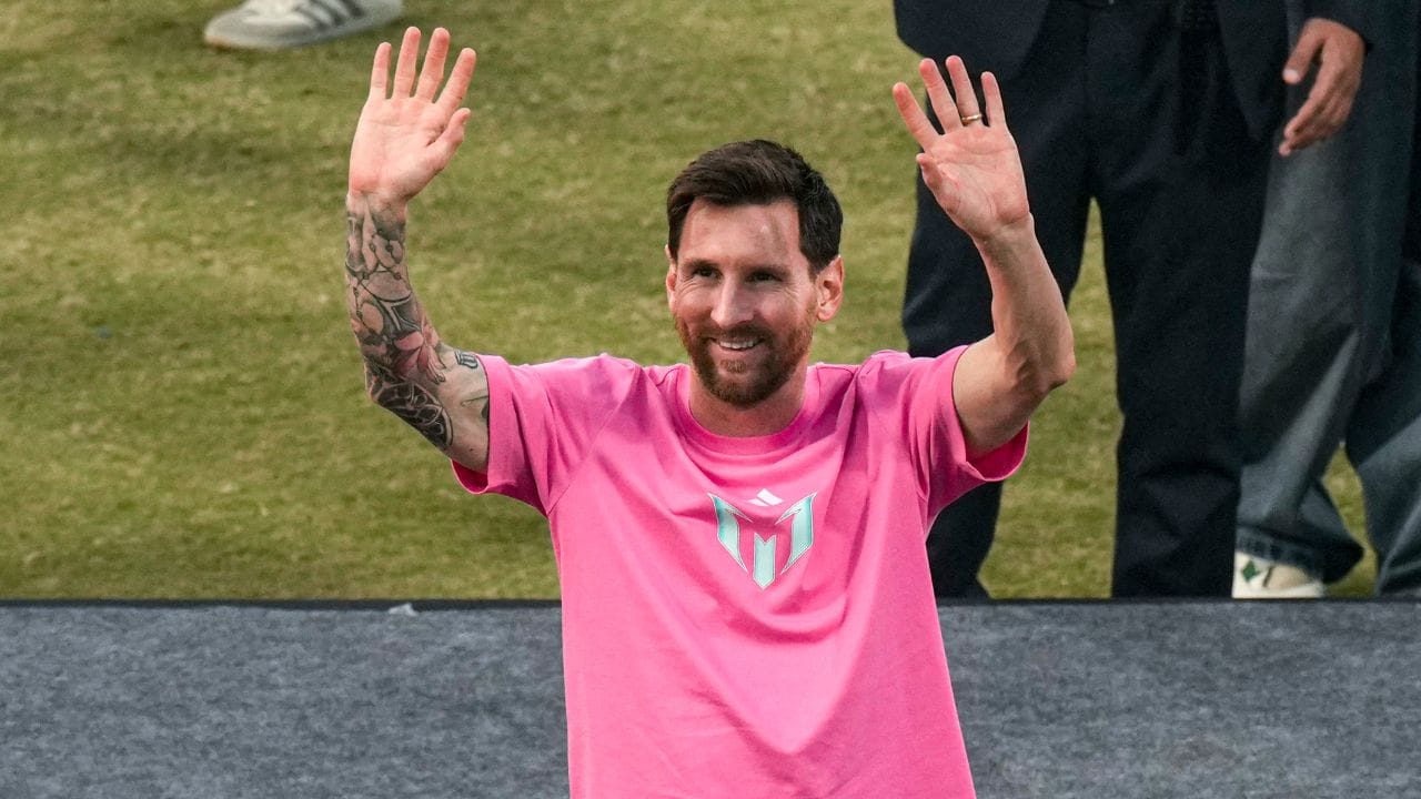 ভাৰতীয় ফুটবল অনুৰাগীৰ বাবে বিগত দিন তিনিটা হৈ পৰে স্মৃতিমধুৰ ঐতিহাসিক ক্ষণ। ‘GOAT India Tour 2025’ৰ অংশ হিচাপে বিগত এই তিনিটা দিন ভাৰতত উপস্থিত থাকে ফুটবল জগতৰ মহাতাৰকা তথা আৰ্জেণ্টিনাৰ কিংবদন্তি ফুটবলাৰ লিঅ’নেল মেছি। এই ভ্ৰমণৰ অন্তিম দিনা অৰ্থাৎ কালি তেওঁ দিল্লীত উপস্থিত থাকে।