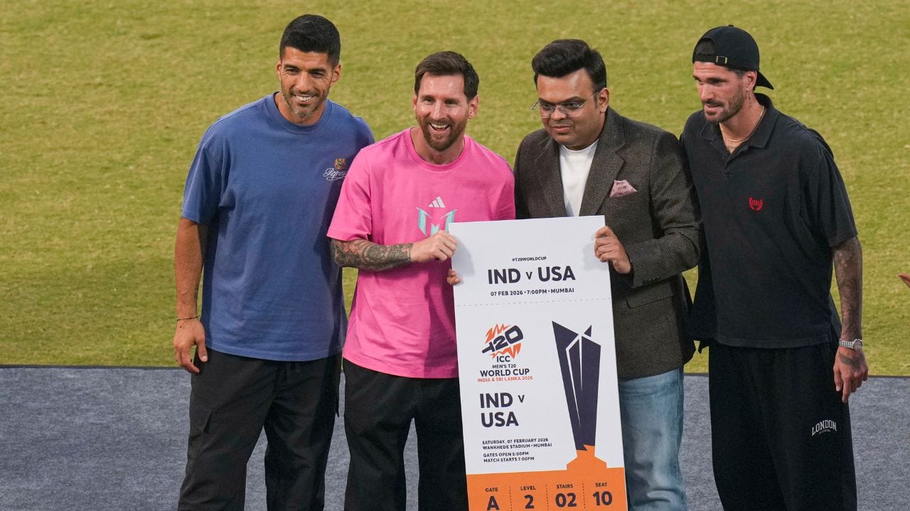 দিল্লীৰ অৰুণ জেটলী ষ্টেডিয়ামত মেছিৰ বাবে এক বিশেষ সম্বৰ্ধনা অনুষ্ঠান অনুষ্ঠিত কৰা হয়। স্বচক্ষুৰে প্ৰিয় তাৰকাগৰাকীক প্ৰত্যক্ষ কৰিবলৈ ষ্টেডিয়ামত সমবেত হয় বৃহৎসংখ্যক লোক। এই অনুষ্ঠানতে আন্তঃৰাষ্ট্ৰীয় ক্ৰিকেট পৰিষদ, চমুকৈ আইচিচিৰ অধ্যক্ষ জয় শ্বাহে তেওঁক টি-২০ বিশ্বকাপৰ আমন্ত্ৰণমূলক টিকটকে ধৰি কিছু বিশেষ উপহাৰ প্ৰদান কৰে।