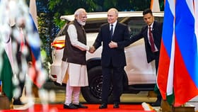 প্ৰট'কল ভংগ কৰি একেলগে ফৰ্চুনাৰ বাহনত উঠিল মোদী-পুটিন