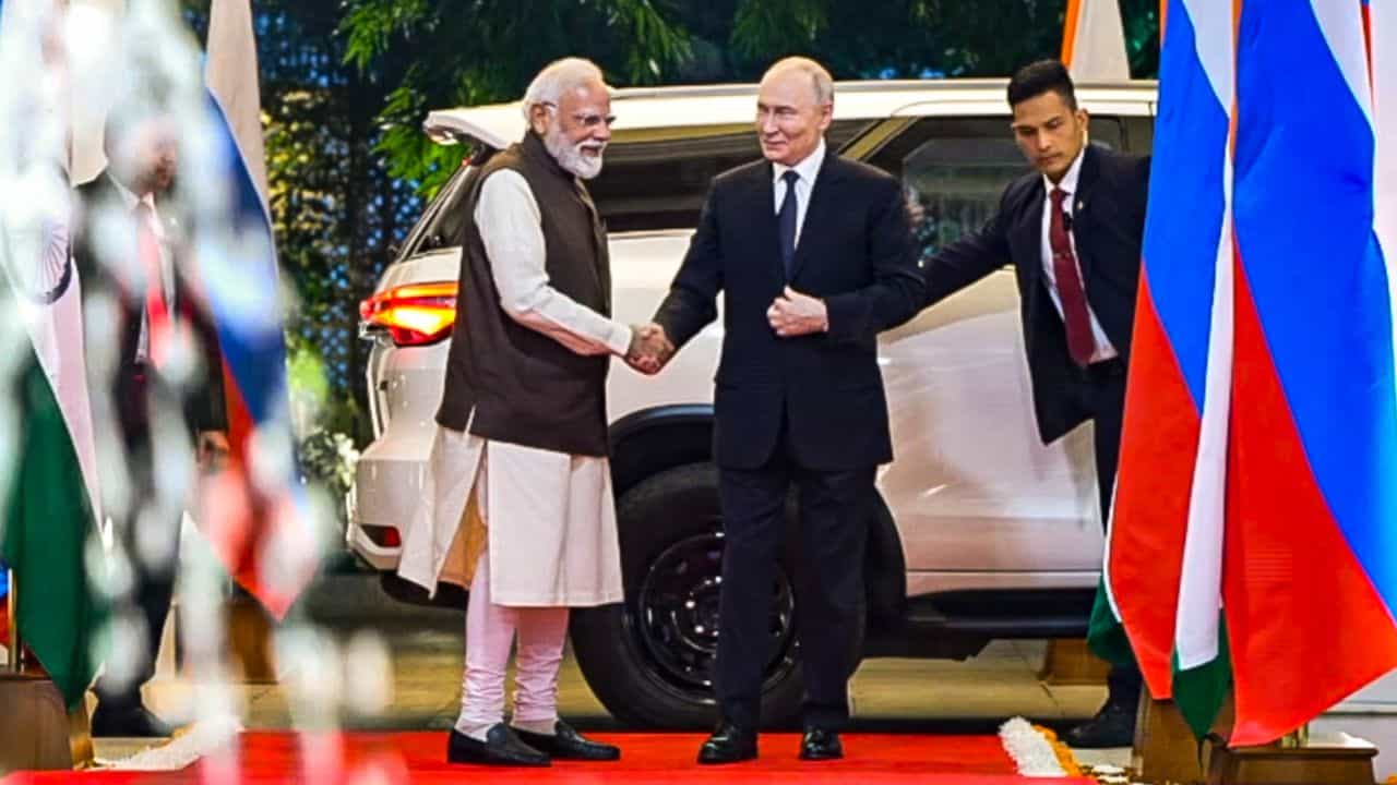 প্ৰটকল ভংগ কৰি একেলগে ফৰ্চুনাৰ বাহনত উঠিল মোদী-পুটিন, সুৰক্ষিত বাহন এৰি কিয় জাপানী গাড়ীত উঠিল দুই নেতা?