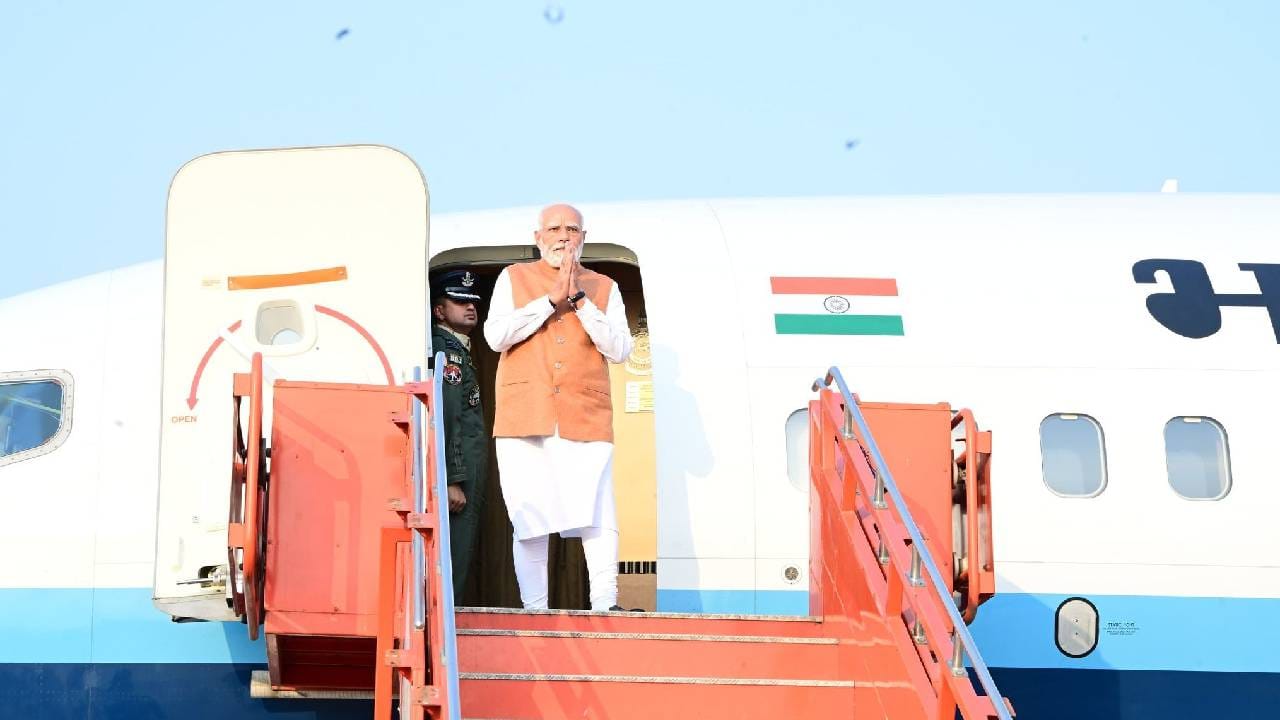 দুদিনীয়া ভ্ৰমণসূচীৰে শনিবাৰে অসমত উপস্থিত হৈছে প্ৰধানমন্ত্ৰী নৰেন্দ্ৰ মোদী। কেইবাটাও উন্নয়নমূলক প্ৰকল্প শুভাৰম্ভ কৰাৰ উদ্দেশ্যৰে অসমলৈ আহিছে প্ৰধানমন্ত্ৰী। লগতে বিজেপি কৰ্মীসকলৰ সৈতে মত বিনিময় কৰিব।