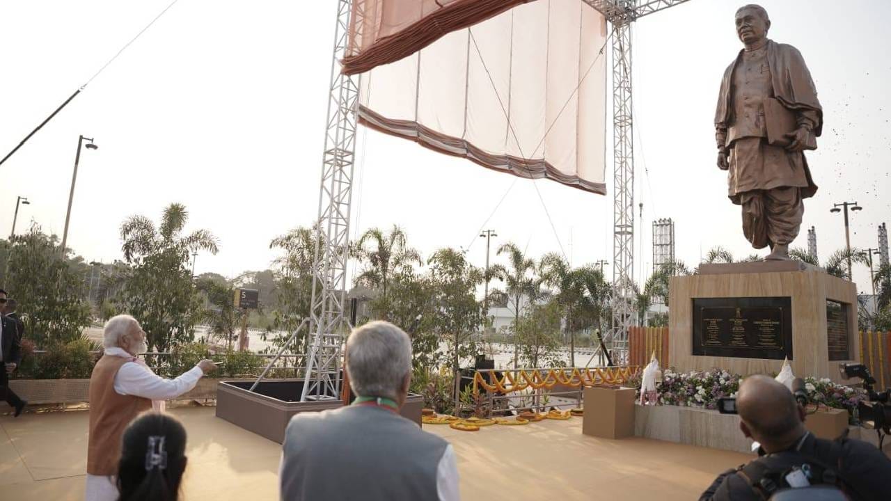 বিমান বন্দৰত উপস্থিত হৈ প্ৰথমে অসমৰ প্ৰথমগৰাকী মুখ্যমন্ত্ৰী লোকপ্ৰিয় গোপীনাথ বৰদলৈদেৱৰ বিশাল প্ৰতিমূৰ্তি উন্মোচন কৰে প্ৰধানমন্ত্ৰীয়ে। ভাৰতৰত্ন গোপীনাথ বৰদলৈ আছিল আধুনিক অসমৰ ভেটি গঢ়োঁতা৷ দক্ষিণ-পূব এছিয়াৰ দুৱাৰমুখস্বৰূপ গুৱাহাটী বিমানবন্দৰৰ প্ৰৱেশদ্বাৰত প্ৰতিষ্ঠা কৰা হৈছে ৮০ ফুট উচ্চতাৰ এই প্ৰতিমূৰ্তি ।