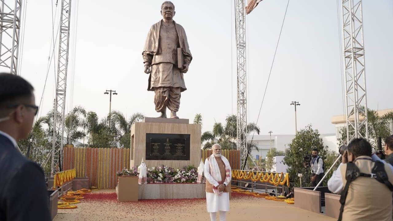 তাৰ পিছতে বৰঝাৰ বিমানবন্দৰৰ নৱনিৰ্মিত টাৰ্মিনেল উদ্বোধন প্ৰধানমন্ত্ৰী নৰেন্দ্ৰ মোদীৰ। লোকপ্ৰিয় গোপীনাথ বৰদলৈ আন্তঃৰাষ্ট্ৰীয় বিমানবন্দৰৰ ৪ হাজাৰ কোটি টকাৰে নিৰ্মাণ কৰা হৈছে এই নতুন টাৰ্মিনেলটো। টাৰ্মিনেলৰ বাহিৰত এখন ৰাজহুৱা সভাতো ভাষণ প্ৰদান প্ৰধানমন্ত্ৰীৰ।