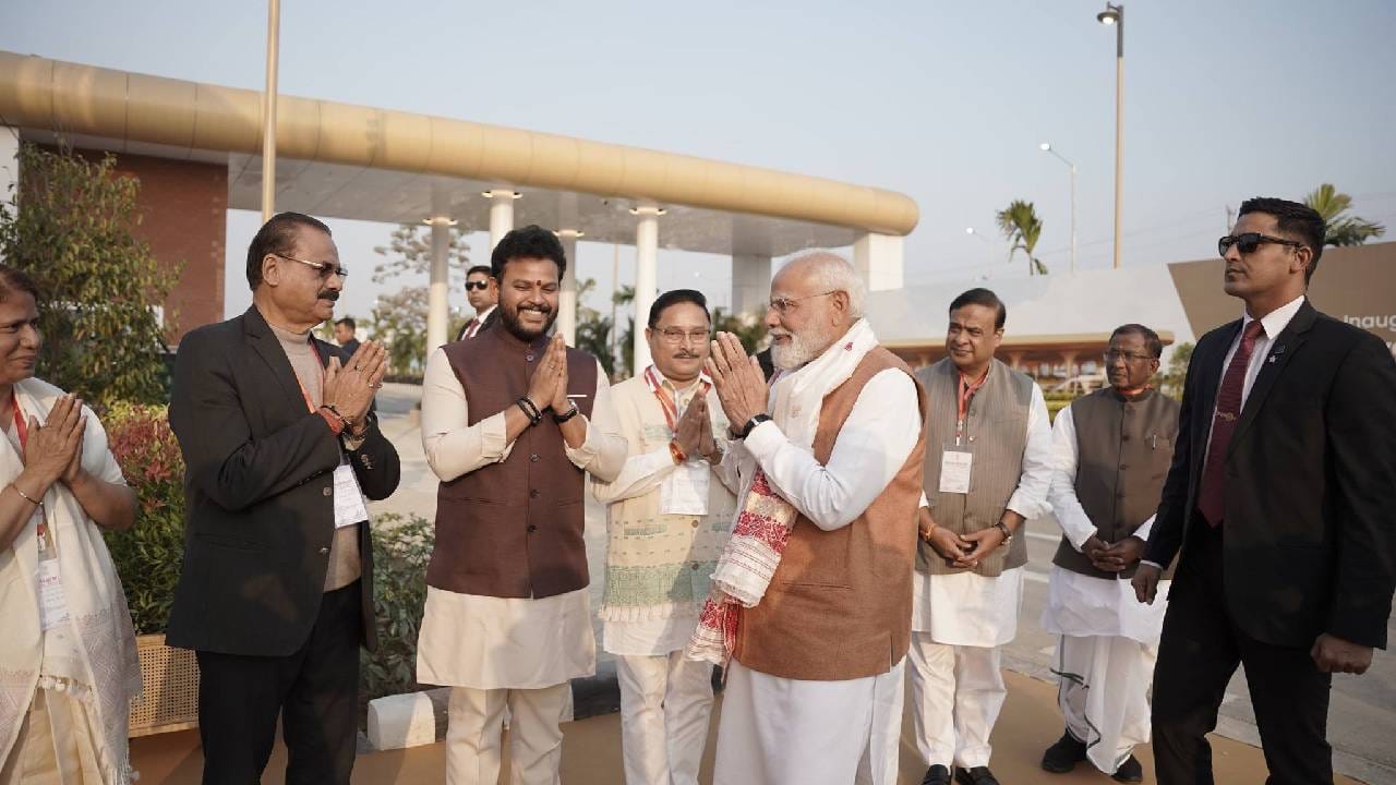 ইয়াৰ পিছত অসম বিজেপিৰ মুখ্য কাৰ্যালয়ৰ দিশে ৰাওনা হ’ব। এই সময়ত ৰোড শ্ব’ত অংশগ্ৰহণ কৰিব। বাজপেয়ী ভ্ৰমণত উপস্থিত হোৱাৰ পাছতে দলীয় কৰ্মীৰ সৈতে মত বিনিময় কৰিব প্ৰধানমন্ত্ৰী মোদীয়ে। মহানগৰীৰ খানাপাৰাৰ কইনাধৰাস্থিত ৰাজ্যিক অতিথিশালাত নিশা কটাব প্ৰধানমন্ত্ৰীয়ে।