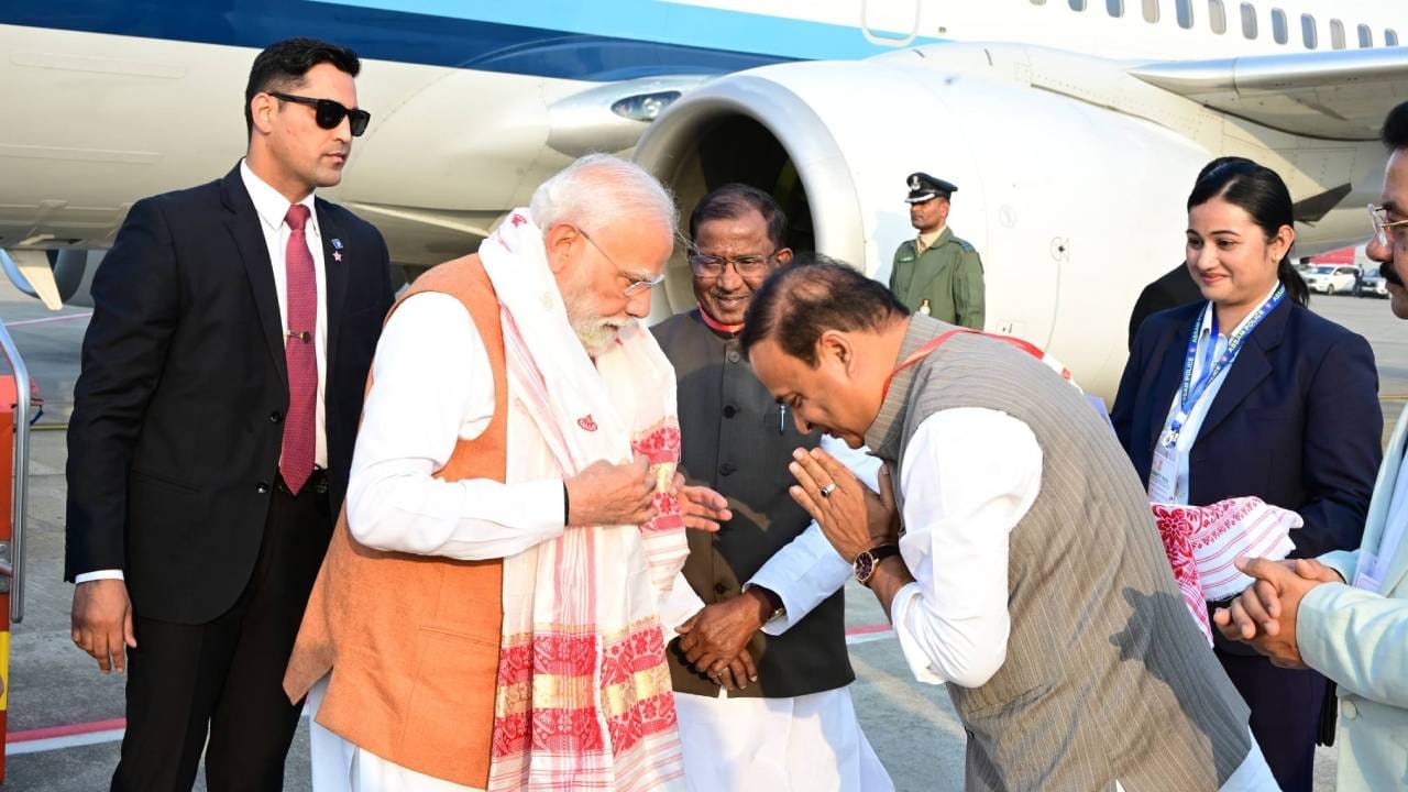 বৰঝাৰ বিমান বন্দৰত বিহু নাচ প্ৰদৰ্শনেৰে প্ৰধানমন্ত্ৰীগৰাকীক উষ্ম আদৰণি। গামোচা পিন্ধাই প্ৰধানমন্ত্ৰী মোদীক আদৰণি জনালে মুখ্যমন্ত্ৰী ড০ হিমন্ত বিশ্ব শৰ্মাই।