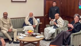 সংসদত প্ৰিয়ংকা-গান্ধী নৰেন্দ্ৰ মোদীৰ বৈঠক, মোদীৰ মুখত হাঁহিৰ ৰেখা