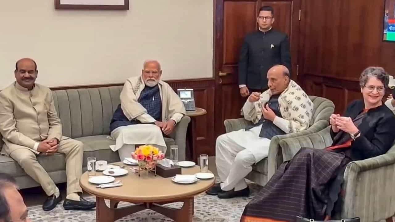 সংসদত প্ৰিয়ংকা-গান্ধী নৰেন্দ্ৰ মোদীৰ বৈঠক, হাঁহি হাঁহি প্ৰিয়ংকাৰ কথা শুনিলে প্ৰধানমন্ত্ৰী মোদীয়ে