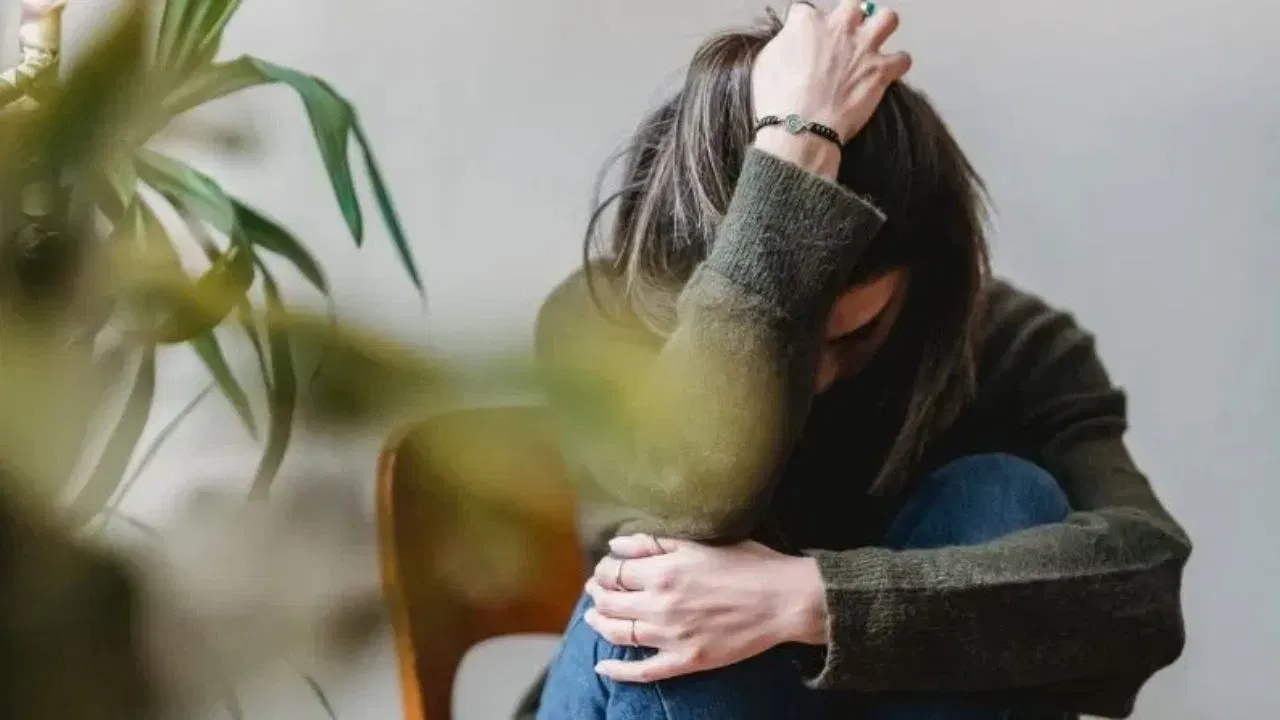 কিছুমান প্ৰাকৃতিক প্ৰতিকাৰৰ ওপৰত নিৰ্ভৰ কৰিব পাৰে। আদা চাহে ঋতুস্ৰাৱৰ বিষ কমায় বুলি জনা যায়। পুষ্টিবিদসকলে ভ্ৰমণৰ সময়ত সতেজ ফল-মূল আৰু শাক-পাচলি খাবলৈ পৰামৰ্শ দিয়ে, কিন্তু অতিৰিক্ত জাংক ফুড পৰিহাৰ কৰক, কিয়নো ইয়াৰ ফলত অস্বস্তি বৃদ্ধি পাব পাৰে।