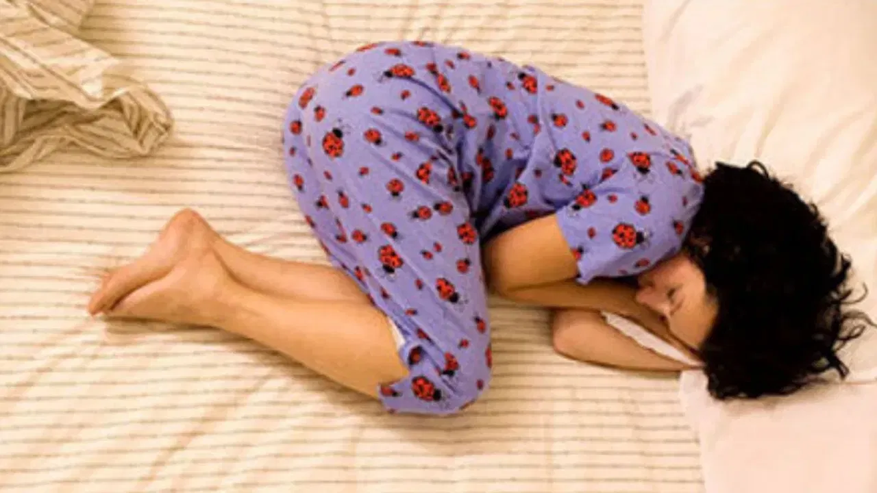 মনত ৰাখিব, ঋতুস্ৰাৱৰ ক্ৰেম্প জীৱনৰ এক স্বাভাৱিক আৰু অনিবাৰ্য অংশ হ’লেও ই আপোনাৰ ভ্ৰমণ পৰিকল্পনাত বাধা হ’ব নালাগে। আপুনি মাত্ৰ সঠিকভাৱে প্ৰস্তুতি চলাব লাগিব আৰু সহজ, প্ৰাকৃতিক উপায় অনুসৰণ কৰিব লাগিব।