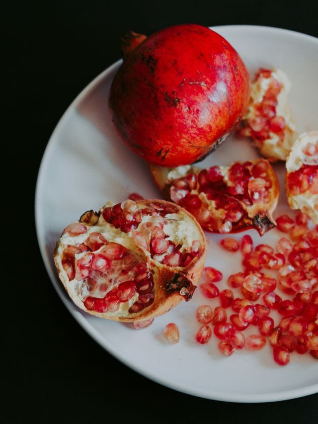 ডালিমৰ এনে আশ্চৰ্যকৰ উপকাৰী গুণৰ বিষয়ে জানেনে? শীতৰ সময়ত হৈ পৰিব মহৌষধ