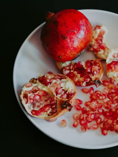 ডালিমৰ এনে আশ্চৰ্যকৰ উপকাৰী গুণৰ বিষয়ে জানেনে? শীতৰ সময়ত হৈ পৰিব মহৌষধ