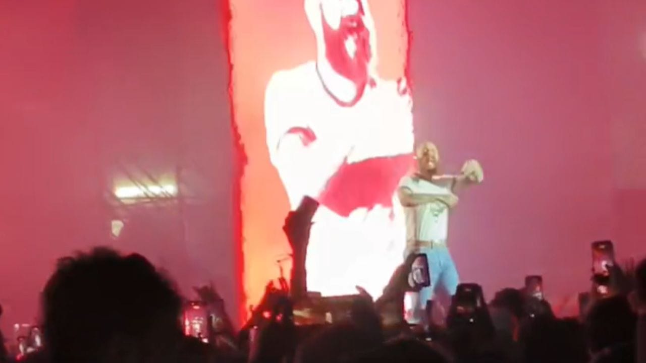 অনুষ্ঠান পৰিৱেশনৰ মাজতে মেলনৰ মুখত শুনা গ’ল অসম তথা অসমীয়াৰ প্ৰাণৰ শিল্পী জুবিন গাৰ্গৰ নাম। হিয়াৰ আমঠু যিগৰাকী শিল্পীৰ অকাল মৃত্যুৱে সমগ্ৰ ৰাজ্যক শোকাহত কৰি ৰাখিছে সেই শিল্পীগৰাকীক ‘মহান কিংবদন্তি শিল্পী’ আখ্যা দিয়ে পোষ্ট মেলনে।