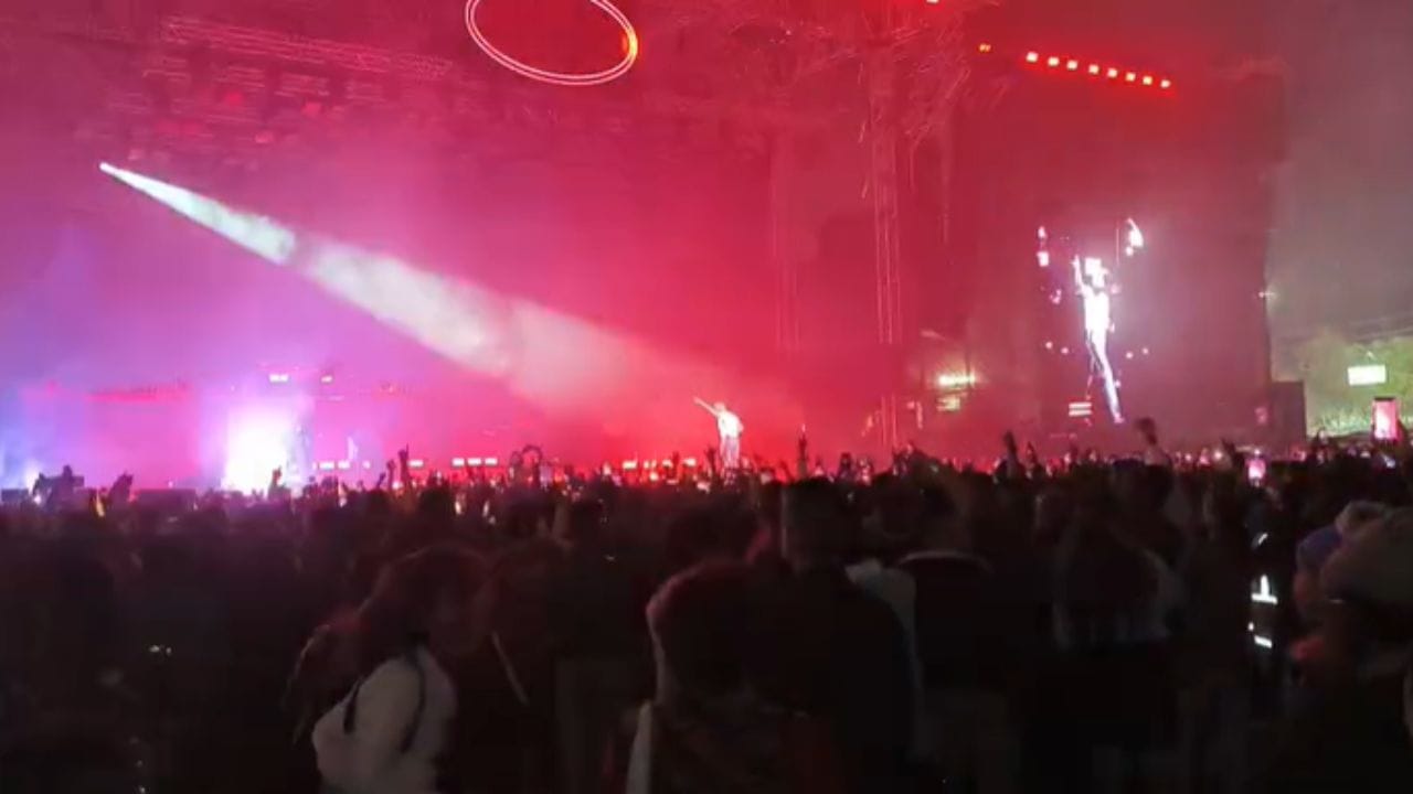 তাৰকা শিল্পীগৰাকীৰ সংগীতানুষ্ঠান উপভোগৰ বাবে খানাপাৰাৰ খেলপথাৰত ভিৰ কৰিছিল অসংখ্য অনুৰাগীয়ে। অসমৰ ভিন্ন প্ৰান্তৰ অনুৰাগীৰ লগতে দেশৰ আন ৰাজ্য তথা বিদেশৰ বহু অনুৰাগীয়েও খানাপাৰাত স্বচক্ষুৰে প্ৰত্যক্ষ কৰে প্ৰিয় শিল্পীগৰাকীৰ অনুষ্ঠান।