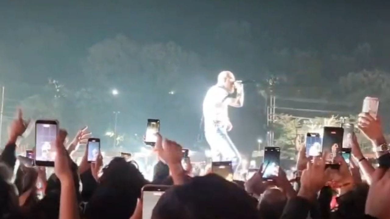 কিংবদন্তি জুবিন গাৰ্গৰ জন্মভূমিত থাকি অভিভূত তথা নিজকে ধন্য বুলি উল্লেখ কৰে পোষ্ট মেলনে। তেওঁৰ এই বাক্যটিৰ লগে লগে অনুৰাগীৰ ধ্বনিৰে আন্দোলিত হৈ উঠে খানাপাৰা। আন্তঃৰাষ্ট্ৰীয় খ্যাতিসম্পন্ন শিল্পীগৰাকীৰ মুখত জুবিন গাৰ্গৰ প্ৰতি সন্মানে অনুৰাগীক মুগ্ধ কৰি তোলে।