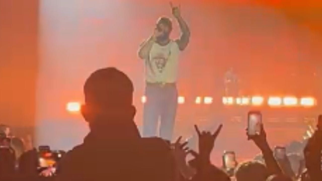 অনুৰাগীক নিৰাশ নকৰিলে পোষ্ট মেলনেও। নিজৰ সহশিল্পীৰ সৈতে কেইবাটাও জনপ্ৰিয় গীত পৰিৱেশন কৰি পোষ্ট মেলনে অনুষ্ঠানক প্ৰাণৱন্ত কৰি তোলে। তেওঁৰ গীতৰ তালে তালে নাচি উঠে উপস্থিত দৰ্শক। গানৰ লগতে তেওঁৰ এক বিশেষ কাৰ্যই বিশেষকৈ অসমৰ অনুৰাগীসকলৰ মন জয় কৰে।