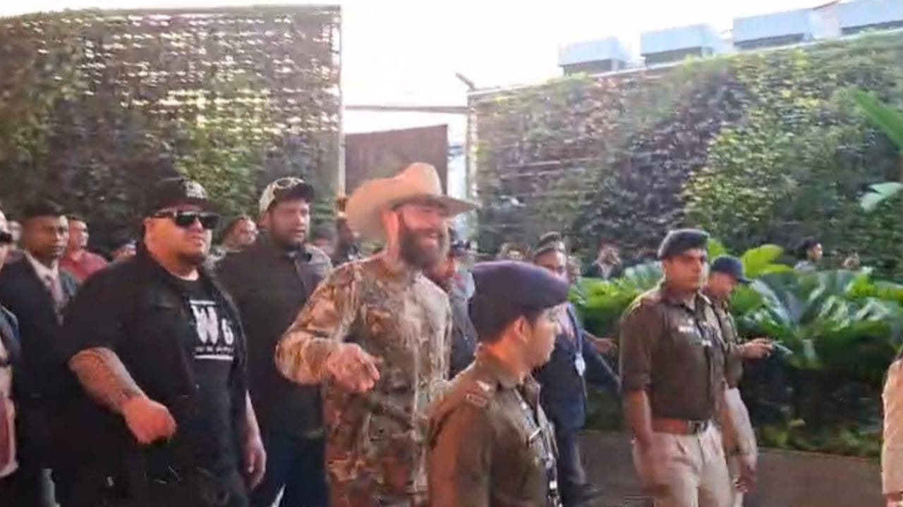 ইণ্ডিয়া টুডে নৰ্থ ইষ্টৰ এক প্ৰতিবেদন অনুসৰি, তেওঁৰ কনচাৰ্টৰ বাবে প্ৰায় ২১ হাজাৰ টিকট বিক্ৰী হোৱা বুলি জানিব পৰা গৈছে। ইয়াৰে প্ৰায় ৭৪০০ টিকট কেৱল গুৱাহাটীৰ পৰা অনুৰাগীয়ে ক্ৰয় কৰাৰ বিপৰীতে ৫,০০০ টিকট উত্তৰ-পূবৰ বিভিন্ন ৰাজ্যৰ সংগীতপ্ৰেমীসকলে আৰু বাকী ৫,০০০ টিকট সমগ্ৰ ভাৰতৰ দৰ্শকে বুকিং কৰা বুলি জানিব পৰা গৈছে।