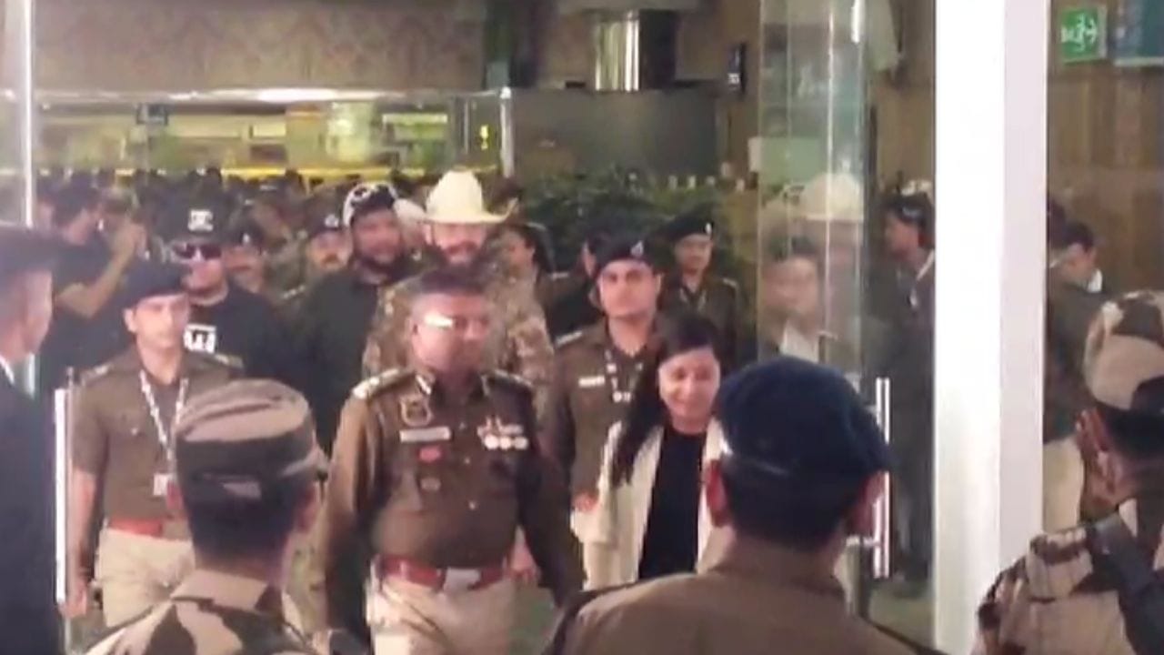 জানিব পৰা মতে, আবুধাবিৰ পৰা বিশেষ বিমানেৰে গুৱাহাটীত উপস্থিত হয় আন্তঃৰাষ্ট্ৰীয় সংগীত শিল্পীগৰাকী। ৮ ডিচেম্বৰৰ সন্ধিয়া ৫ বজাত খানাপাৰাৰ পশু চিকিৎসা খেলপথাৰত পোষ্ট মেলনৰ কনচাৰ্ট অনুষ্ঠিত হয়।