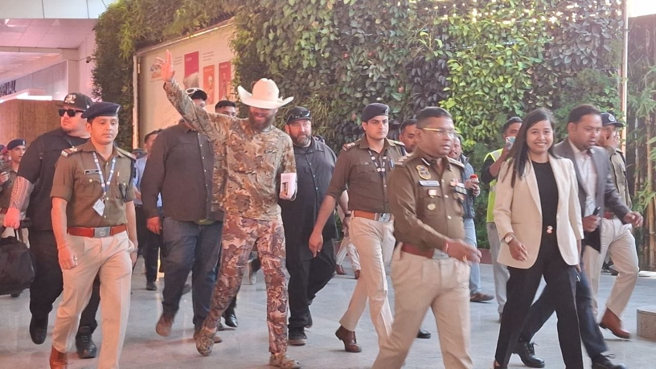 ইফালে, পোষ্ট মেলনৰ অনুষ্ঠান উপভোগ কৰাৰ বাবে বিদেশৰ অনুৰাগীয়ে গুৱাহাটীত ভিৰ কৰিছে। প্ৰায় ৩০০০ টিকট বিদেশী অনুৰাগীয়ে ক্ৰয় কৰা বুলি জানিব পৰা গৈছে।