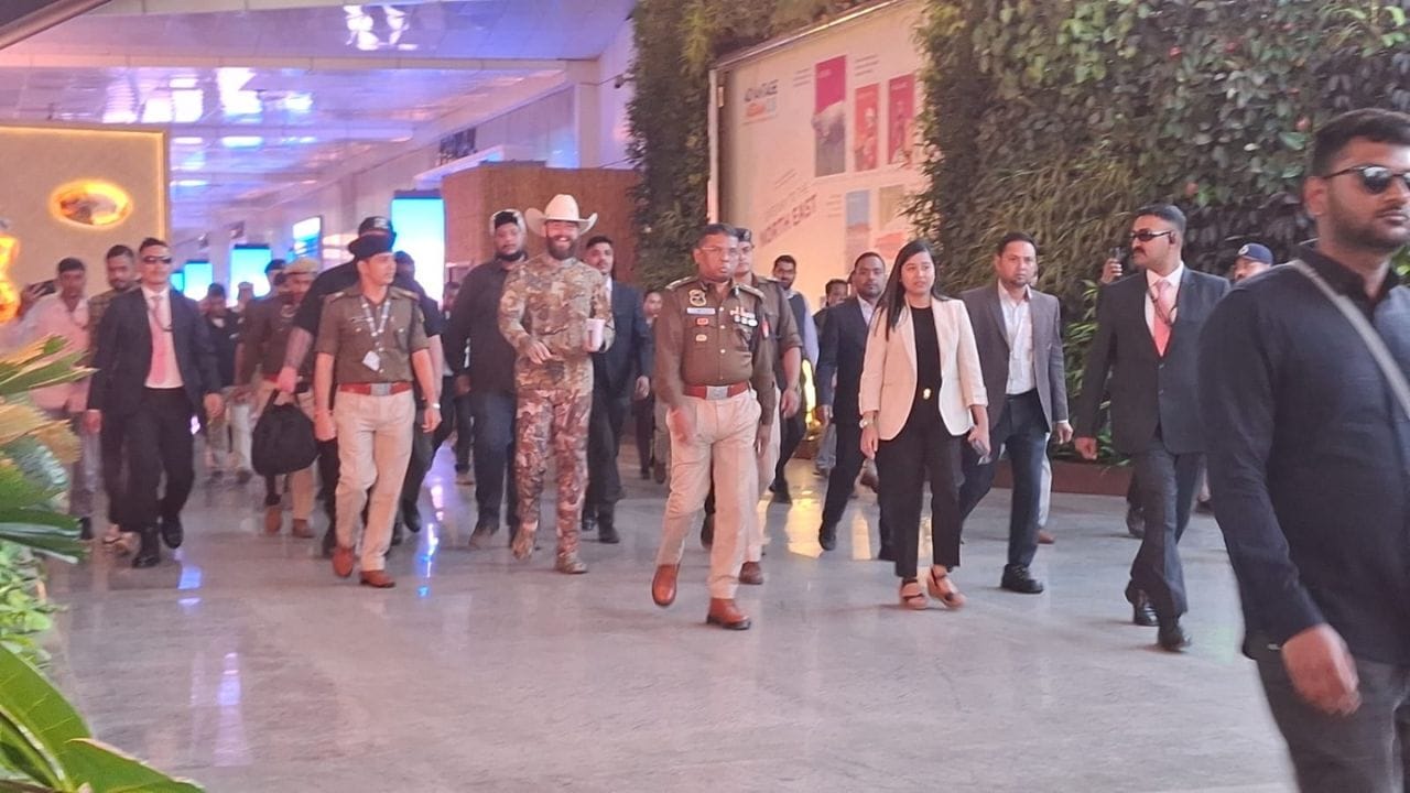 গুৱাহাটীত পোষ্ট মেলনৰ লাইভ কনচাৰ্ট। ৮ ডিচেম্বৰ সোমবাৰে বহু প্ৰত্যাশিত লাইভ কনচাৰ্টৰ বাবে গুৱাহাটীত উপস্থিত হয় আমেৰিকান পপষ্টাৰ পোষ্ট মেলন। একে সময়তে পোষ্ট মেলন অনুষ্ঠান উপভোগ কৰাৰ বাবে মহানগৰীৰ ৰাজপথত অনুৰাগীৰ ভিৰ দেখা যায়।