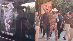 লিখা আছিল “ৰৈ ৰৈ বিনালে”, জুবিনৰ পোষ্টাৰ লগোৱা বাহনত উঠি খানাপাৰালৈ আমেৰিকান পপষ্টাৰ পোষ্ট মেলন…...