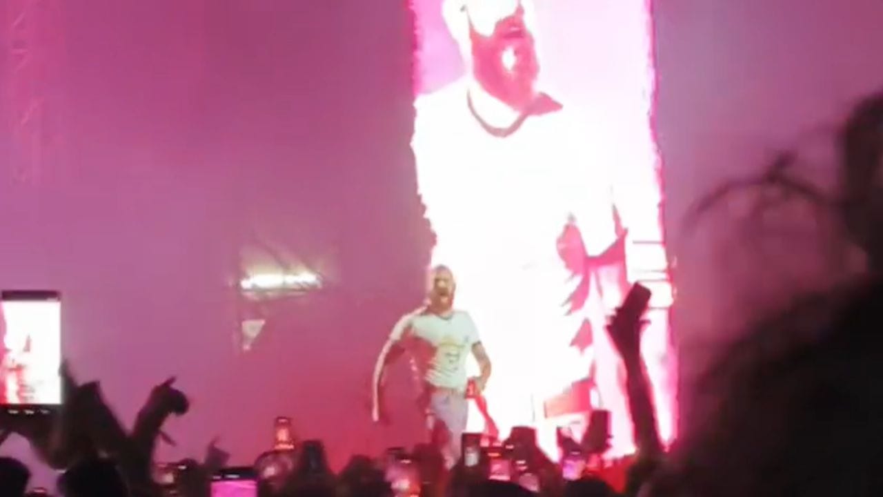 সোমবাৰে নিশা সুৰৰ মূৰ্চ্ছনাত আচ্ছন্ন হ’ল গুৱাহাটী মহানগৰী। আন্তৰাষ্ট্ৰী খ্যাতিসম্পন্ন প’পষ্টাৰ পোষ্ট মেলনৰ সংগীতৰ মায়াজালে যোৱা নিশা মহানগৰীত তুলিলে জোৱাৰ। ইটোৰ পিছত সিটোকৈ গীত পৰিৱেশনেৰে শীতৰ সেমেকাক উষ্ম কৰি তুলিলে প্ৰসিদ্ধ প’পষ্টাৰগৰাকীয়ে।