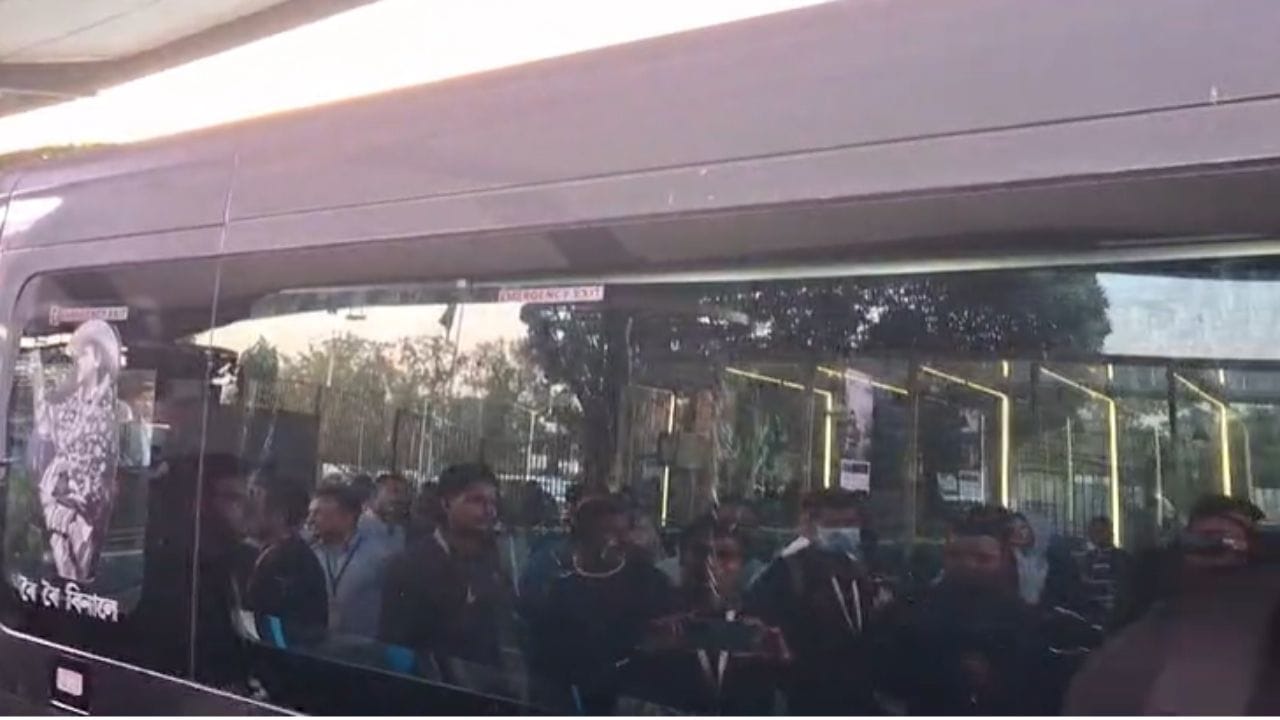 পোষ্ট মেলনক বিমানবন্দৰৰ পৰা আদৰি অনা বাহনখনত দেখা গৈছিল অসমীয়া প্ৰাণৰ শিল্পী জুবিন গাৰ্গৰ পোষ্টাৰ। য'ত লিখা আছিল "ৰৈ ৰৈ বিনালে"। কটকটীয়া নিৰাপত্তা বেষ্টনীৰ মাজেৰে পোষ্ট মেলনক লৈ যোৱা হয়। গুৱাহাটীৰ পৰা পোনে পোনে পোষ্ট মেলন ৰাওনা হয় খানাপাৰাৰ অনুষ্ঠানলৈ ।