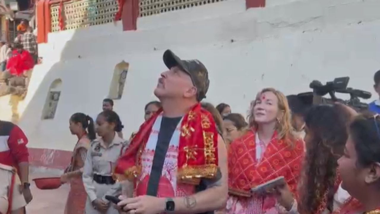 ৮ ডিচেম্বৰৰ সন্ধিয়া ৫ বজাত খানাপাৰাৰ পশু চিকিৎসা খেলপথাৰত প’ষ্ট মেলনৰ কনচাৰ্ট অনুষ্ঠিত হ’ব, য’ত হাজাৰ হাজাৰ অনুৰাগীয়ে ভিৰ কৰা সম্ভাৱনা আছে। ৫ ঘণ্টা ধৰি অনুষ্ঠান পৰিৱেশন কৰিব প’ষ্ট মেলনে।