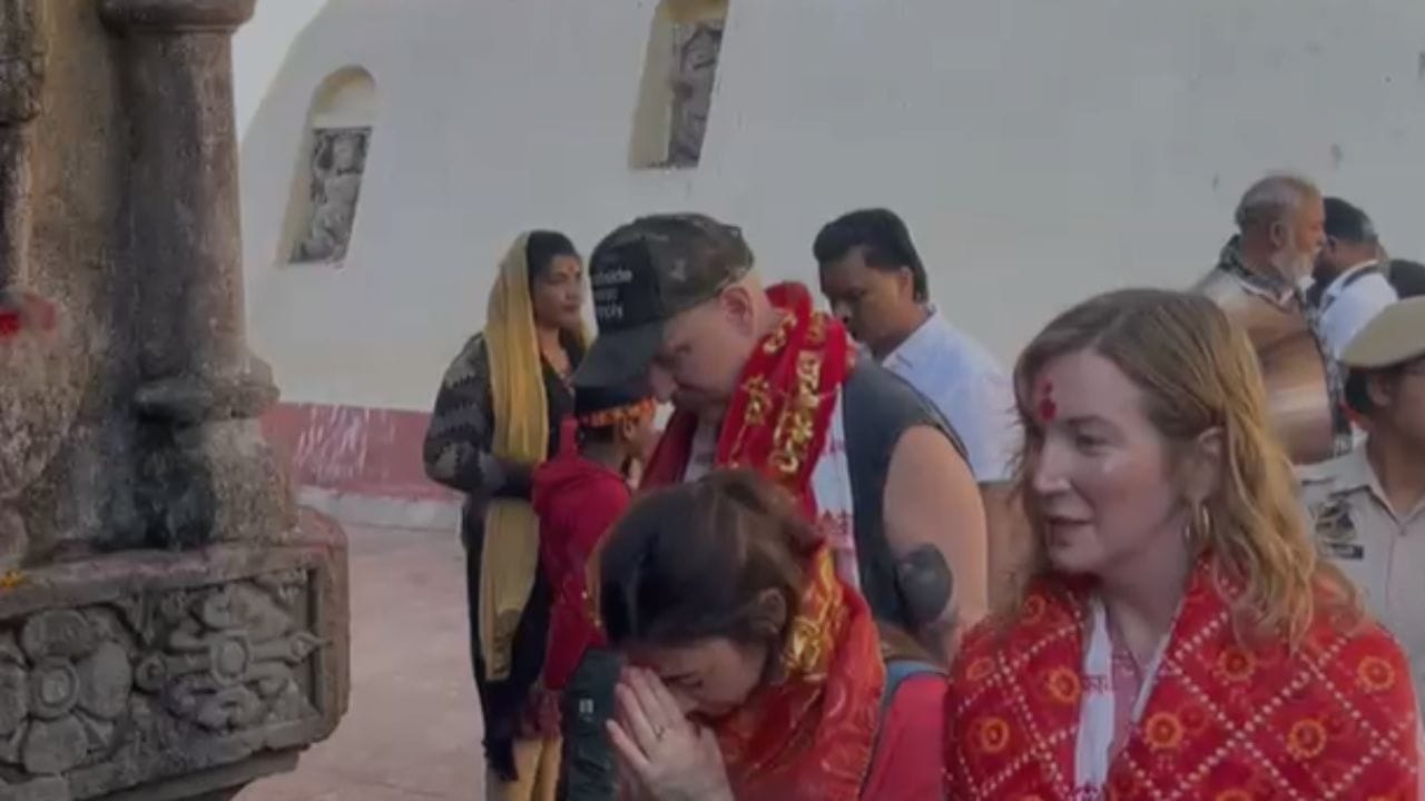 ৮ ডিচেম্বৰত গুৱাহাটীত আমেৰিকান পপষ্টাৰ প’ষ্ট মেলনৰ লাইভ কনচাৰ্ট । আমেৰিকান পপষ্টাৰগৰাকীক প্ৰতিনিধিত্ব কৰা এটা দলে শনিবাৰে গুৱাহাটীত উপস্থিত হৈ কামাখ্যা মন্দিৰ পৰিদৰ্শন কৰে।